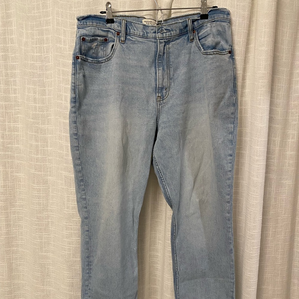 A&F 90s Slim Straight Ultra High Rise Jeans